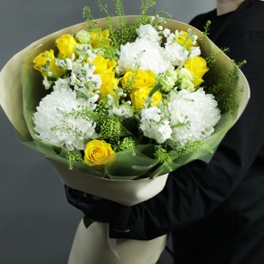 Букет "Фисташка" из роз, хризантем и маттиол в Реутове