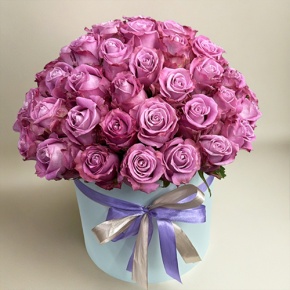 Композиция в шляпной коробке из 51 розы Меритим в Реутове