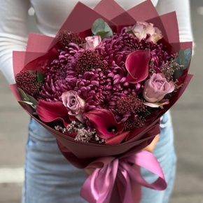 Букет "Импульс" из скиммии, калл, роз и хризантем Бигоуди в Реутове