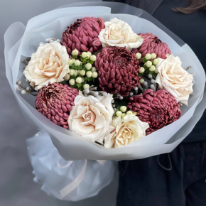 Букет "Всё что тебе касается" из хризантем Бигоуди, роз Эквадор Квиксенд и гиперикума в Реутове