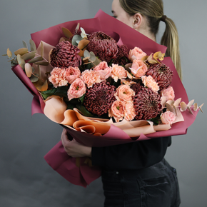 Букет "Осенний блюз" из хризантем Бигоуди, диантусов, скиммии и роз Риджентс парк  в Реутове