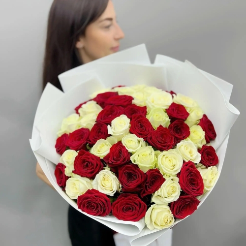 Букет из 51 красно-белой розы 70 см в Реутове