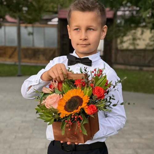 Деревянный ящик с подсолнухом, розами и калиной в Реутове