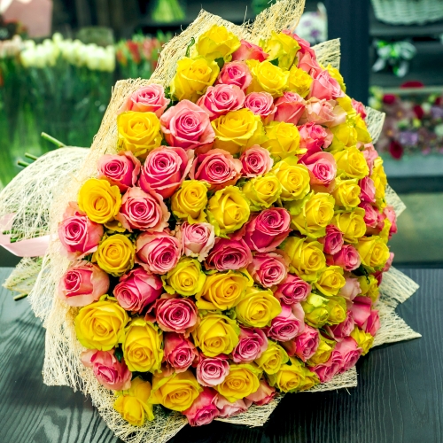 Букет из 101 розовой и лимонной розы (50 см) в Реутове