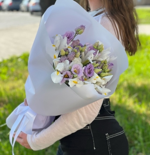 Букет "Вива ла дива" из эустом и ирисов в Реутове
