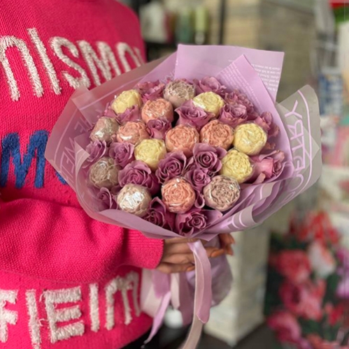 Букет из роз и шоколадных пионов в Реутове