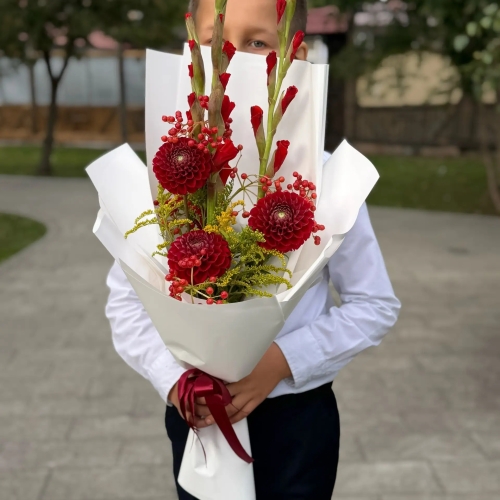 Букет на 1 сентября с красными гладиолусами, георгинами и калиной в Реутове