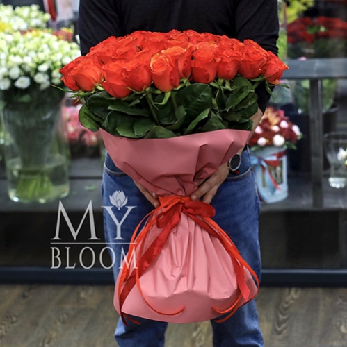 Букет 51 коралловая роза (60 см) в Реутове