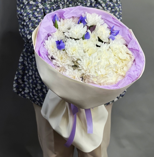 Букет "Грация" из ирисов, гортензии и кустовых хризантем в Реутове