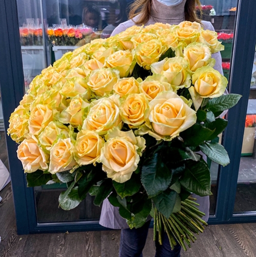 75 роз Аваланж (70 см) в Реутове