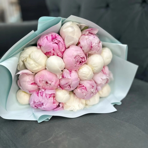 Микс из 19 бело-розовых пионов в Реутове