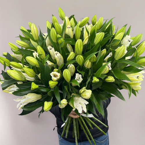 Объемный букет из 27 ароматных белых лилий в Реутове