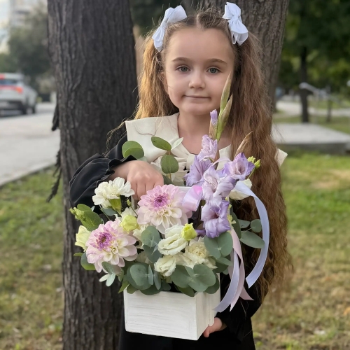 Композиция с георгинами на 1 сентября в белом ящике в Реутове