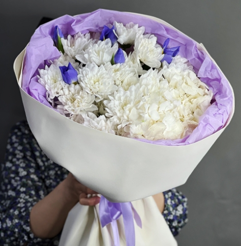 Букет "Грация" из ирисов, гортензии и кустовых хризантем в Реутове