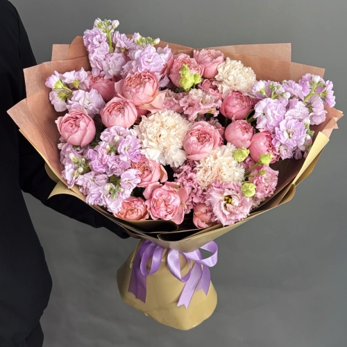 Букет "Амели" из ароматных маттиол, пионовидных кустовых роз Джульетта  эустом и диантусов в Реутове