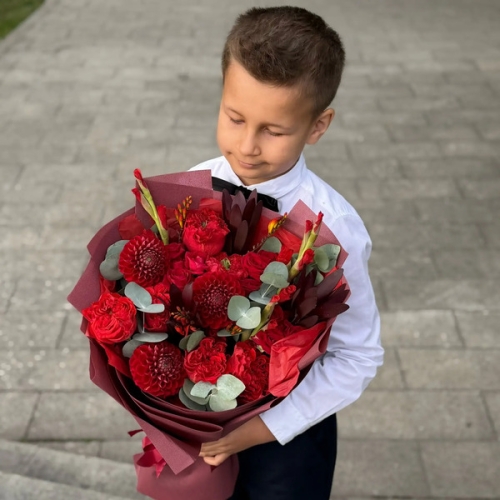 Букет с георгинами, розами и леукадендроном в Реутове