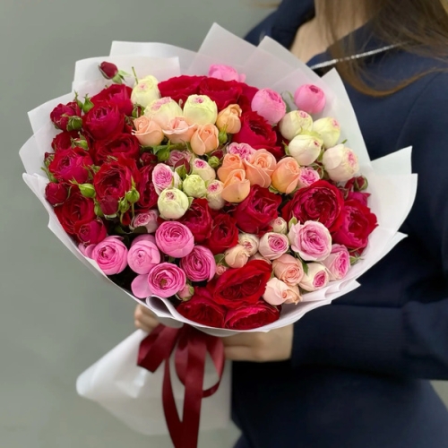 Букет из 15 разноцветных веток кустовых роз в Реутове