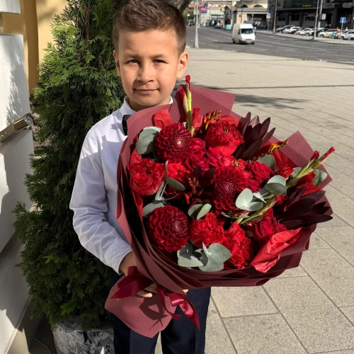 Букет с георгинами, розами и леукадендроном в Реутове