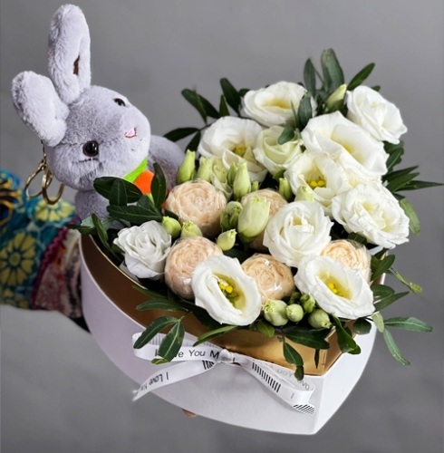 Композиция в коробке сердца из шоколадных пионов и эустом в Реутове